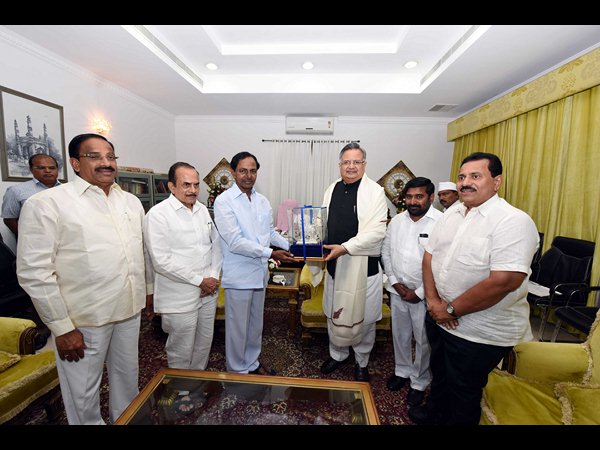  కేసీఆర్‌తో రమణ్‌సింగ్ భేటీ 