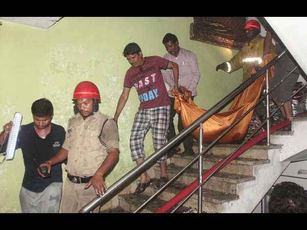  లిఫ్ట్‌లో చిక్కుకుని వ్యక్తి సజీవదహనం