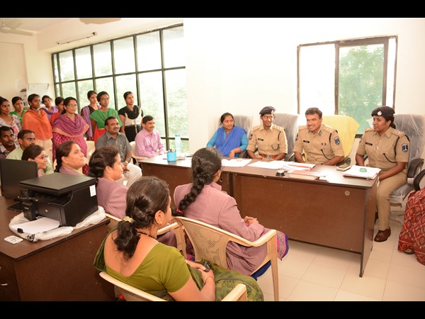  అమ్మాయిల వెంట పడే పోకిరీలకు పోలీసు పాఠాలు 