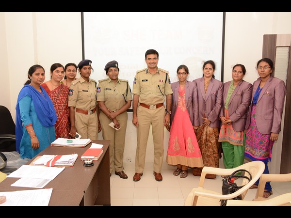  అమ్మాయిల వెంట పడే పోకిరీలకు పోలీసు పాఠాలు 