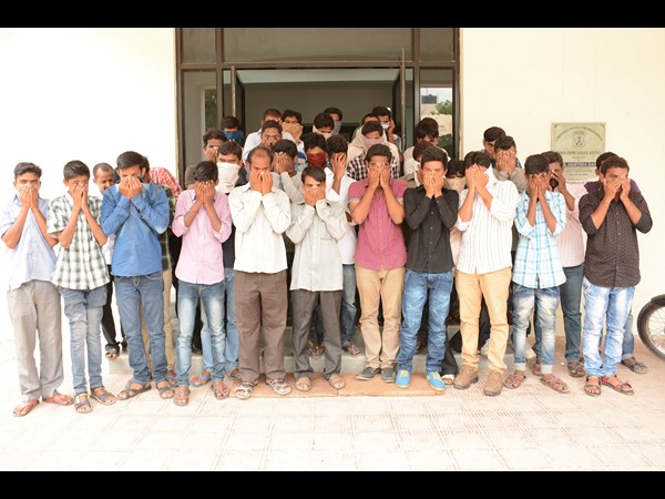  అమ్మాయిల వెంట పడే పోకిరీలకు పోలీసు పాఠాలు 