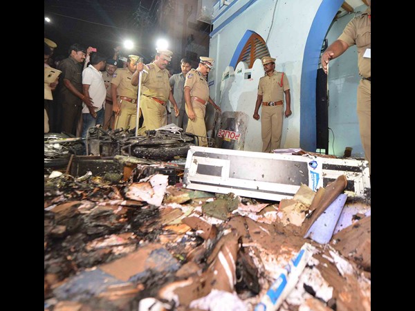 స్టేషన్‌పై స్ధానికుల దాడి, ఐదుగురు పోలీసులకు గాయాలు