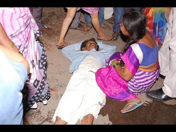  స్టేషన్‌పై స్ధానికుల దాడి, ఐదుగురు పోలీసులకు గాయాలు