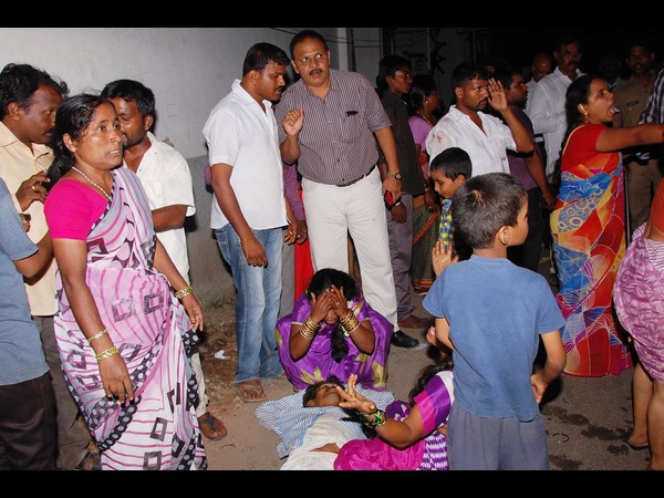 స్టేషన్‌పై స్ధానికుల దాడి, ఐదుగురు పోలీసులకు గాయాలు