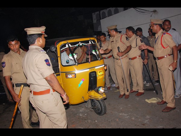  స్టేషన్‌పై స్ధానికుల దాడి, ఐదుగురు పోలీసులకు గాయాలు
