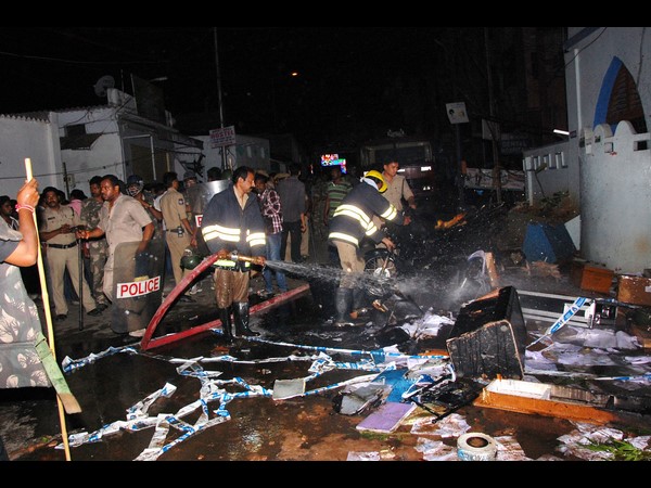 స్టేషన్‌పై స్ధానికుల దాడి, ఐదుగురు పోలీసులకు గాయాలు