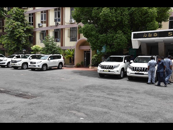కేసీఆర్ కాన్వాయ్‌లో ఖరీదైన కార్లు