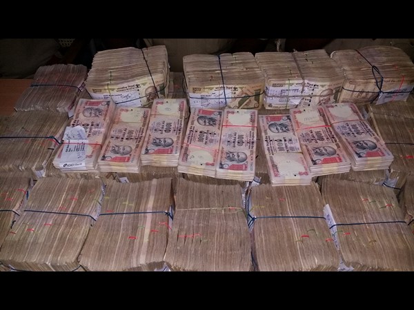 కర్ణాటకలో చోరీ చేసిన కోటి 50 లక్షలు: సూర్యాపేటలో ప్రత్యక్షం, స్వాధీనం