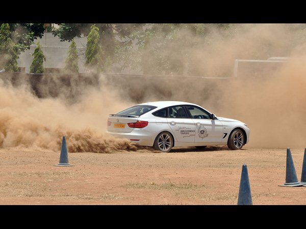  బీఎండబ్ల్యూ కార్లతో దుమ్ములేపారు