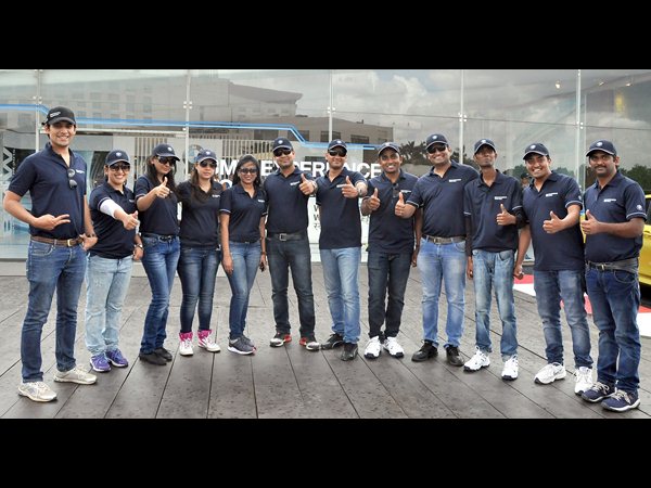 బీఎండబ్ల్యూ కార్లతో దుమ్ములేపారు