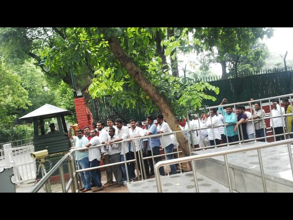 సోనియా కలిసిన టి కాంగ్రెస్, ఓయూ నేతలు