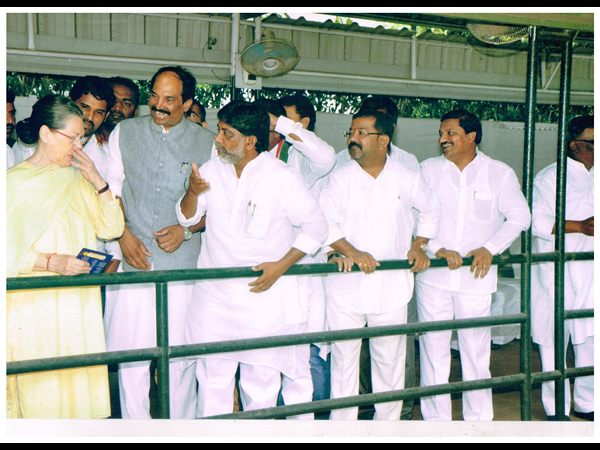 సోనియాను కలిసిన టి కాంగ్రెస్ నేతలు