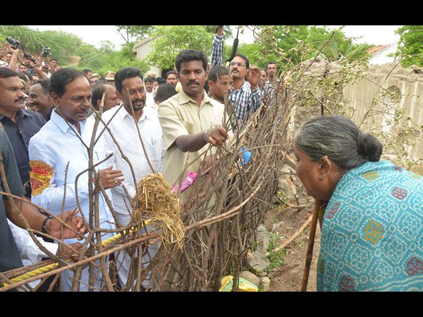 అవ్వతో ముచ్చటిస్తున్న కెసిఆర్ 