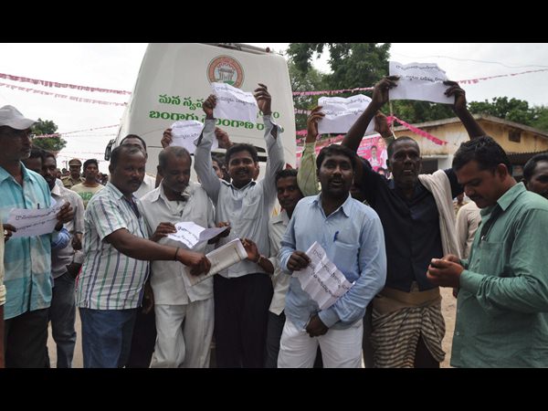 కార్మికుల నినాదాలు