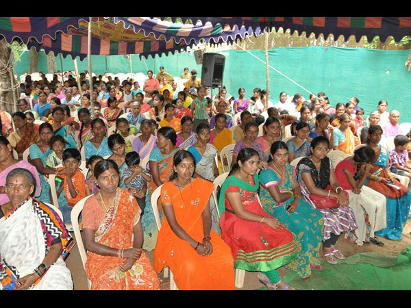 సభకు హాజరైన మహిళలు