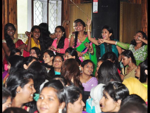 ఫ్రెషర్స్ డే సందడి