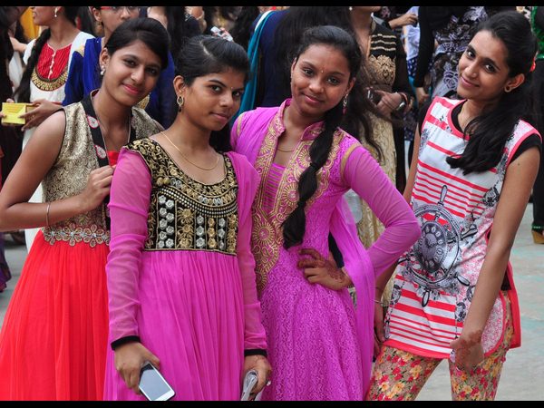 ఫ్రెషర్స్ డే సందడి