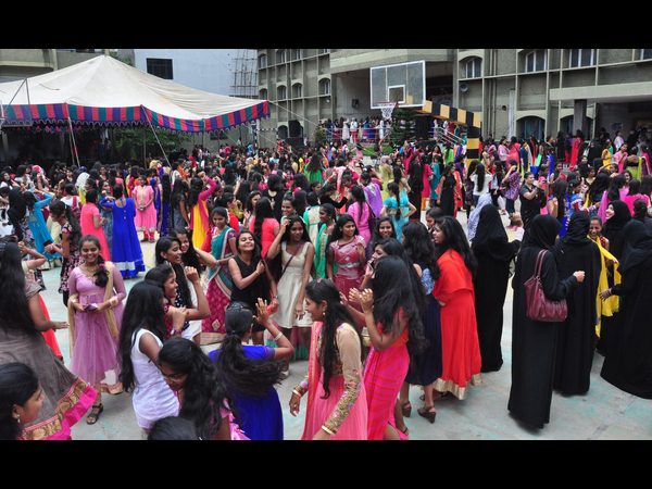 ఫ్రెషర్స్ డే సందడి