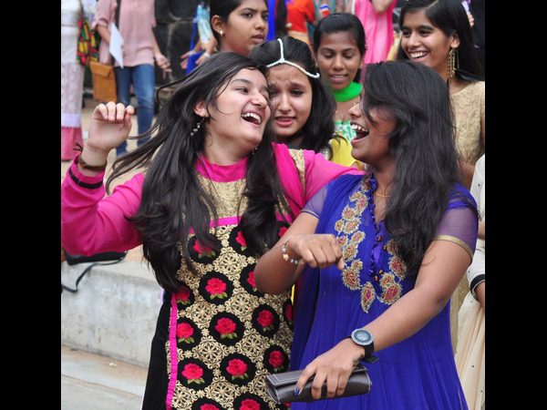 ఫ్రెషర్స్ డే సందడి