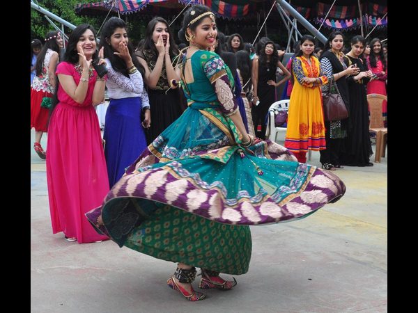 విద్యార్థిని నృత్యం