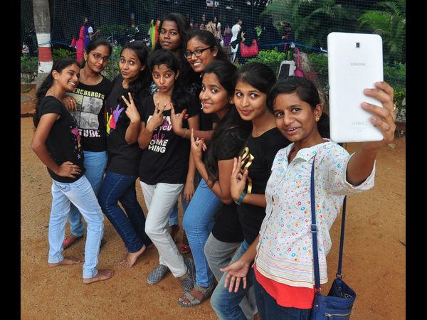 ఫ్రెషర్స్ డే సందడి