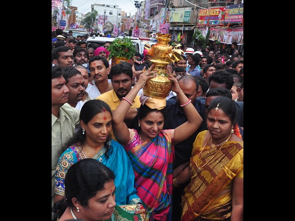 బంగారు బోనమెత్తిన కవిత