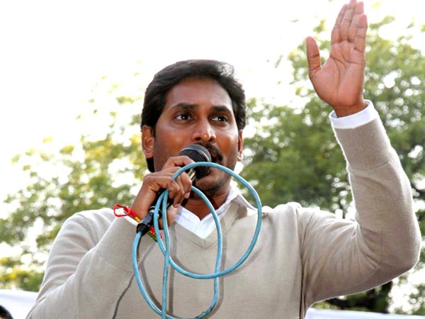 Roja lashes out Pawan Kalyan in Delhi