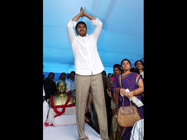 జగన్ అభివాదం