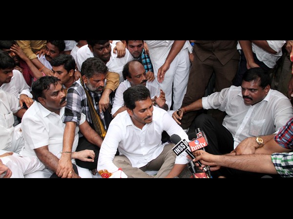 జగన్ బైఠాయింపు