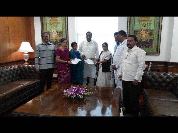 కేంద్రమంత్రితో సుష్మాతో..