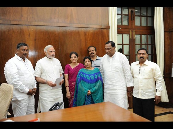 ప్రధాని నరేంద్ర మోడీతో..