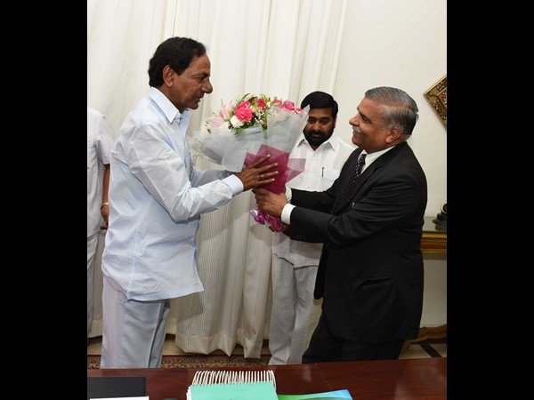 కెసిఆర్తో ఆర్ఈసి ఛైర్మన్ కెసిఆర్తో ఆర్ఈసి ఛైర్మన్