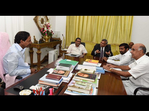 కెసిఆర్తో ఆర్ఈసి ఛైర్మన్ కెసిఆర్తో ఆర్ఈసి ఛైర్మన్