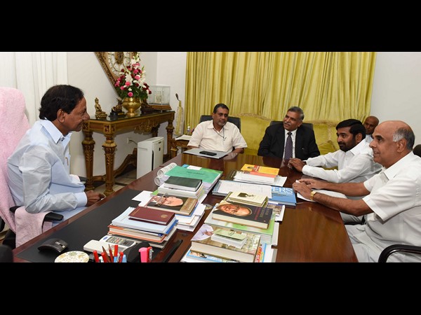 కెసిఆర్తో ఆర్ఈసి ఛైర్మన్ కెసిఆర్తో ఆర్ఈసి ఛైర్మన్