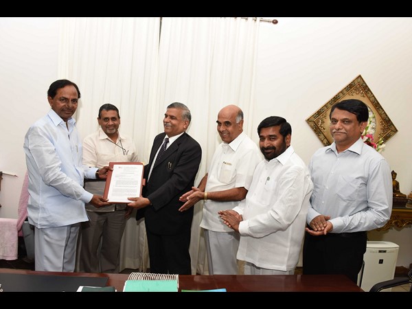 కెసిఆర్తో ఆర్ఈసి ఛైర్మన్ కెసిఆర్తో ఆర్ఈసి ఛైర్మన్