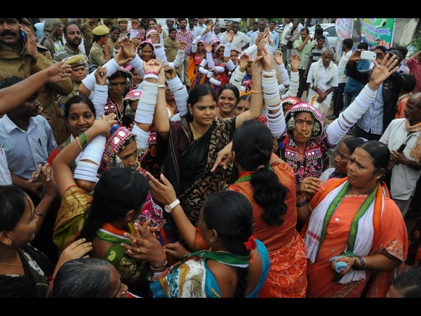 ఉత్తమ్ అరెస్ట్: ప్రాజెక్టులను వివాదాస్పదం చేస్తున్నారు
