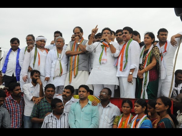  ఉత్తమ్ అరెస్ట్: ప్రాజెక్టులను వివాదాస్పదం చేస్తున్నారు