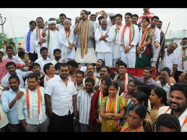  ఉత్తమ్ అరెస్ట్: ప్రాజెక్టులను వివాదాస్పదం చేస్తున్నారు