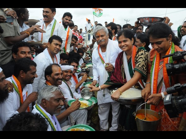 ఉత్తమ్ అరెస్ట్: ప్రాజెక్టులను వివాదాస్పదం చేస్తున్నారు