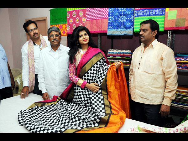 హ్యాండ్లూమ్ ఎగ్జిబిషన్ సినీ నటి అలేఖ్య సందడి హ్యాండ్లూమ్ ఎగ్జిబిషన్ సినీ నటి అలేఖ్య సందడి