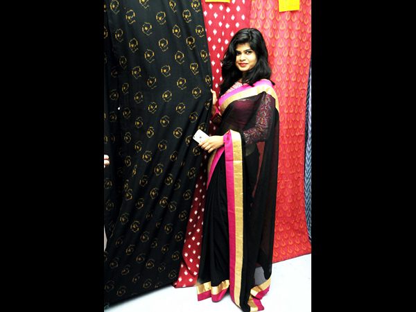 హ్యాండ్లూమ్ ఎగ్జిబిషన్ సినీ నటి అలేఖ్య సందడి హ్యాండ్లూమ్ ఎగ్జిబిషన్ సినీ నటి అలేఖ్య సందడి