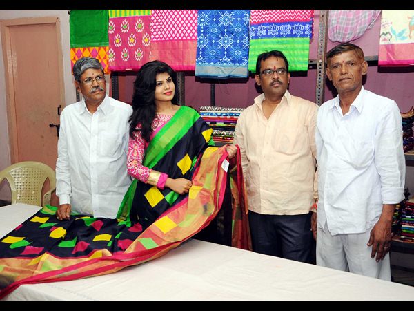 హ్యాండ్లూమ్ ఎగ్జిబిషన్ సినీ నటి అలేఖ్య సందడి హ్యాండ్లూమ్ ఎగ్జిబిషన్ సినీ నటి అలేఖ్య సందడి