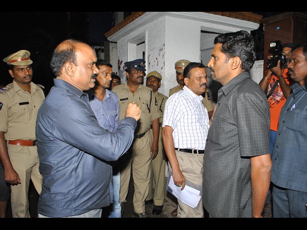 కెటిఆర్ గన్‌మెన్, డ్రైవర్‌కు నోటీసులు ఇచ్చేందుకు ఎపి సీఐడీ ప్రయత్నం