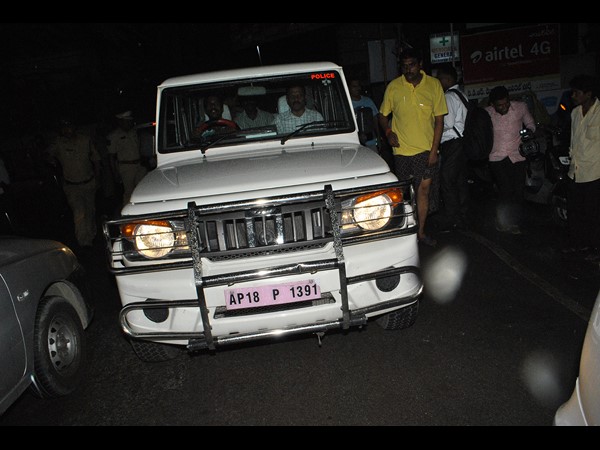 కెటిఆర్ గన్‌మెన్, డ్రైవర్‌కు నోటీసులు ఇచ్చేందుకు ఎపి సీఐడీ ప్రయత్నం