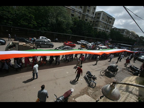 విద్యార్థులు దేశభక్తితో..