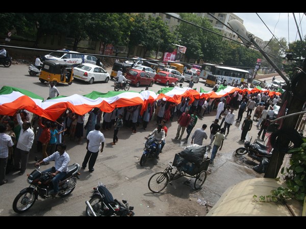 దేశభక్తిని చాటుతూ..