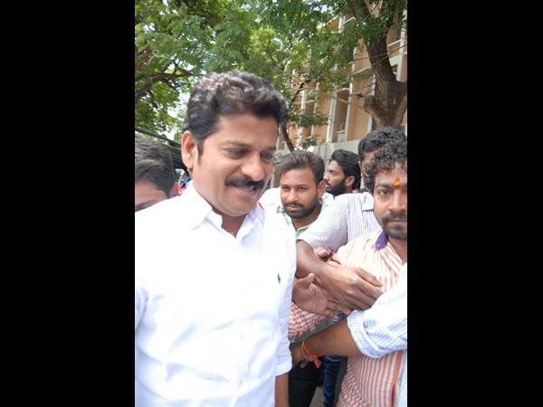 టీడీపీలోనే, కేసీఆర్‌ను గద్దె దించే వరకు పోరాడుతా: రేవంత్ రెడ్డి