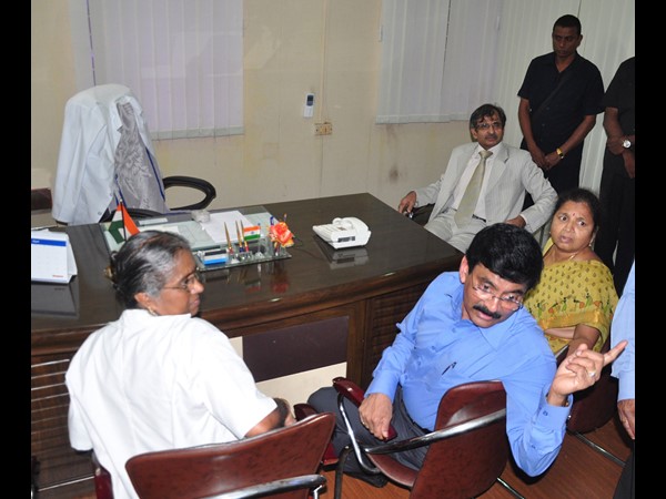 మీడియా సమావేశంలో