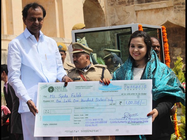  తెలంగాణ వస్తే చీకటే అన్నారు, ఏమైంది: జెండా ఆవిష్కరణలో కేసీఆర్