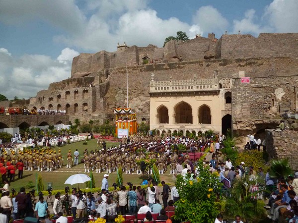  తెలంగాణ వస్తే చీకటే అన్నారు, ఏమైంది: జెండా ఆవిష్కరణలో కేసీఆర్